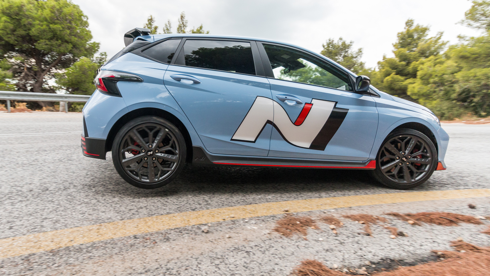 Το Hyundai i20N σου δίνει την εντύπωση πως μπορούσε να στρίψει με περισσότερα χιλιόμετρα από όσα είχε στην είσοδο της στροφής